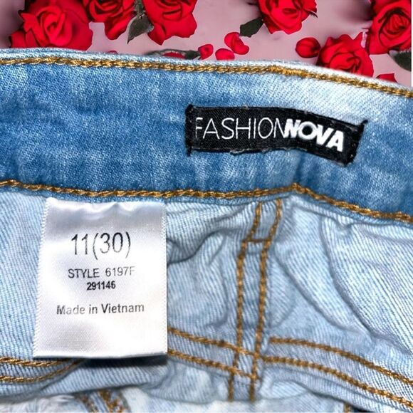 Fashion Nova Jean Shorts Blue Distressed Frayed Ripped Denim Size 11 Waist 30 - Picture 11 of 16